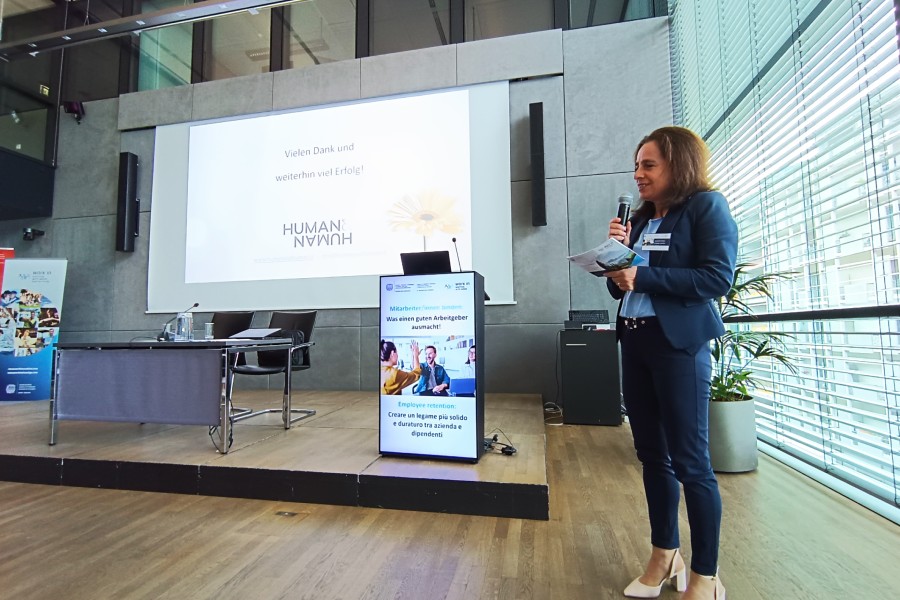 Rednerin haltet einen Vortrag